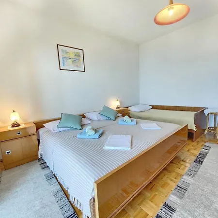 Lägenhet Leo Nv - For 6-7 Persons With Balcony Novi Vinodolski